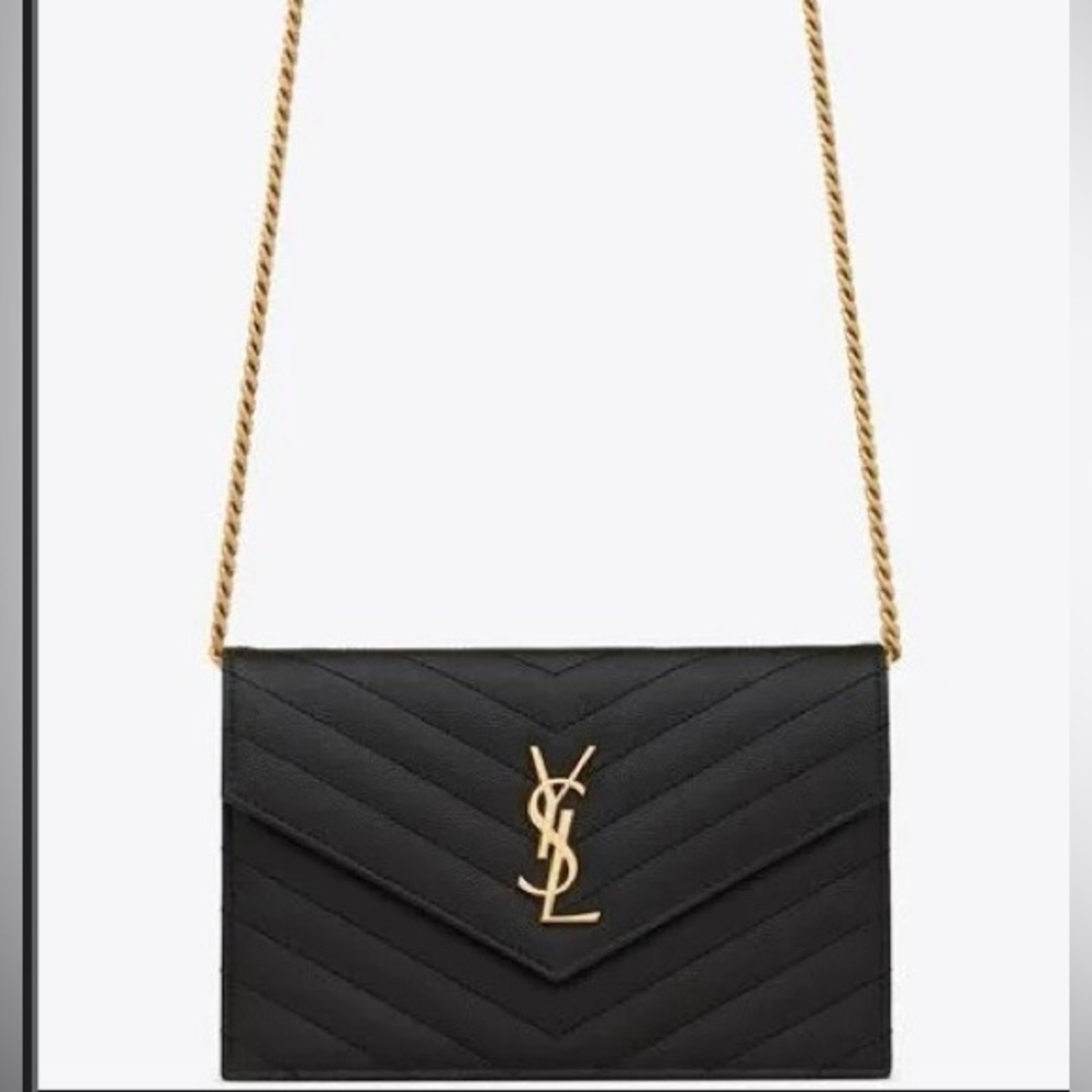 SANDRE ENVELOPE CHAIN WALLET IN GRAIN DE COLOUR: NOIR STYLE: 742920BOW011000